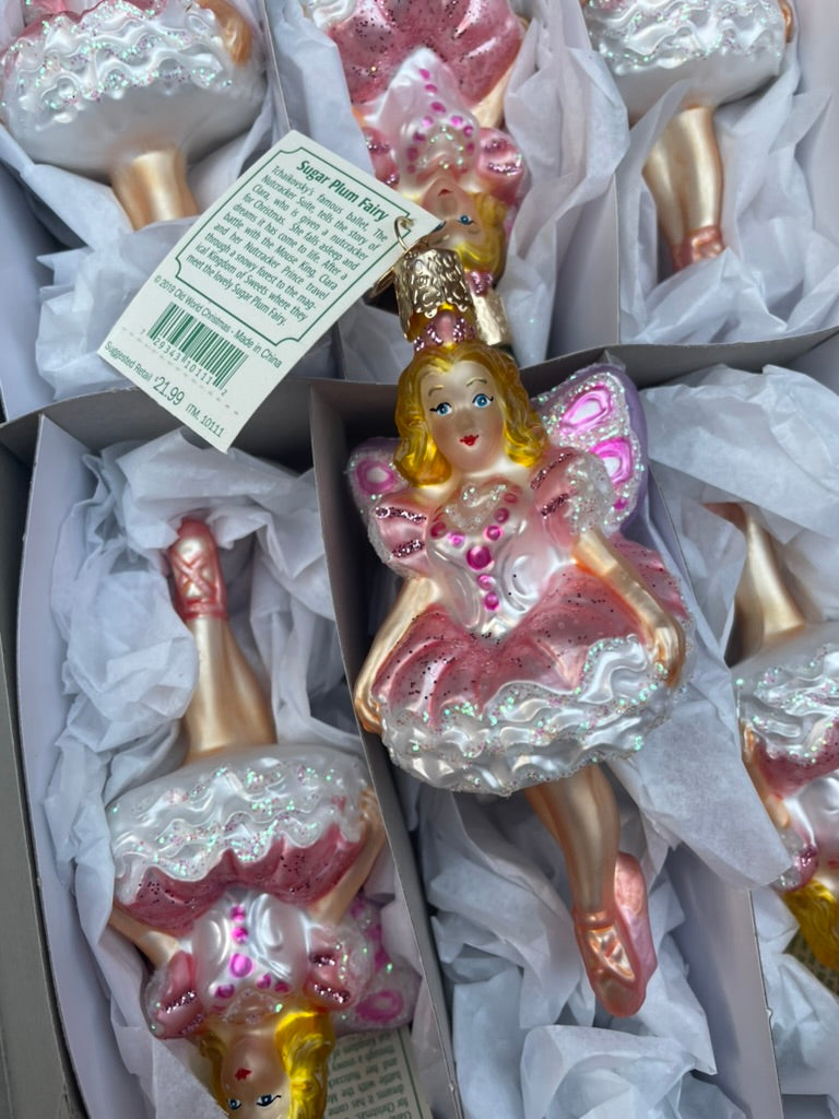 Christmas Tree in the Great Hall in Plum Orchard Mansion on Cumberland  Island National Seashore Stock Photo - Alamy, image size:768x1024